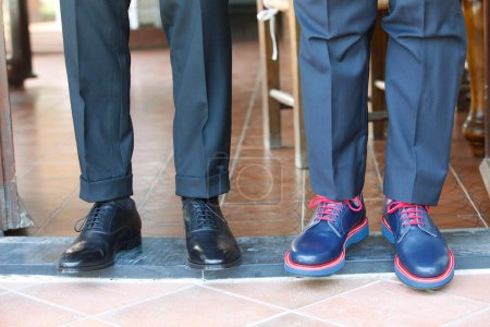 Téléchargez les photos : Hommes en costumes élégants et chaussures - en image libre de droit