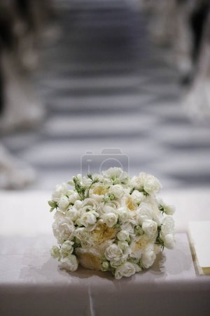 Téléchargez les photos : Beau bouquet de mariage avec des fleurs blanches - en image libre de droit