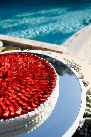 Téléchargez les photos : Délicieux dessert aux fraises et fraises sur une table blanche dans le jardin - en image libre de droit