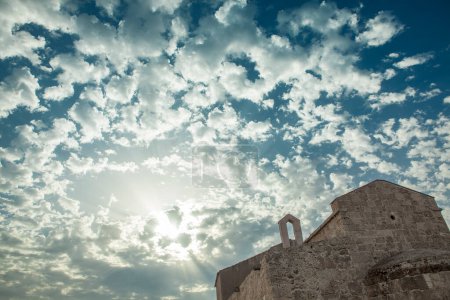 Téléchargez les photos : Vue à angle bas de l'ancien bâtiment et beau ciel couchant avec des nuages - en image libre de droit