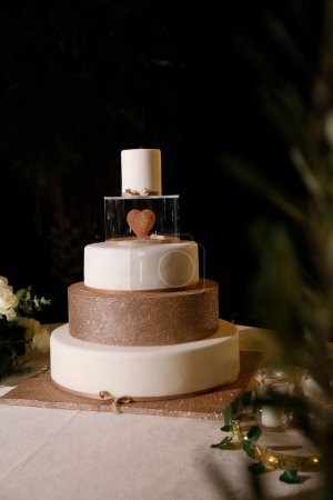 Téléchargez les photos : Gâteau de mariage blanc avec chocolat et crème - en image libre de droit