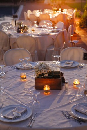 Téléchargez les photos : Arrangement de table pour un dîner de mariage - en image libre de droit