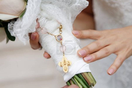 Foto de Novia en un vestido de novia con anillos de boda en la mano - Imagen libre de derechos