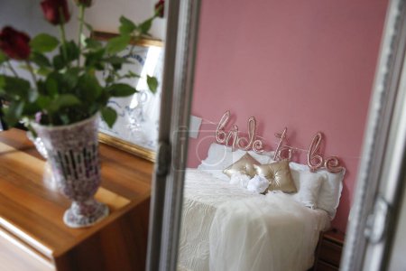 Téléchargez les photos : Vue rapprochée de belle et festive décoration de mariage, mariée à être chambre à coucher - en image libre de droit