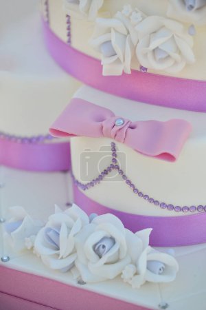 Foto de Hermoso pastel con crema sobre un fondo rosa y blanco - Imagen libre de derechos