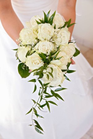 Téléchargez les photos : Bouquet de mariage de fleurs dans les mains de la mariée - en image libre de droit
