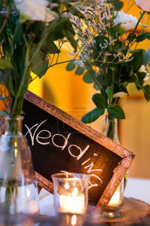 Téléchargez les photos : Belles fleurs sur la table le jour du mariage - en image libre de droit