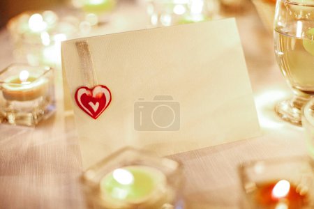 Téléchargez les photos : Carte et bougies allumées, ensemble de table pour un événement ou une réception de mariage de fête - en image libre de droit