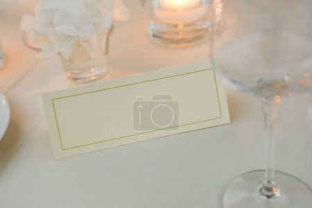 Téléchargez les photos : Carte vide et verres avec des bougies sur la table dans le restaurant - en image libre de droit