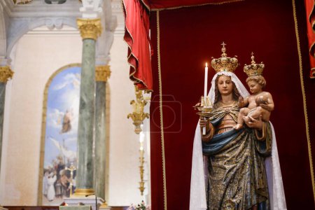 Téléchargez les photos : Cagliari, Sardaigne, Italie - 23 janvier 2021 : Statue de la Madonna di "bonaria" dans l'église homonyme de Cagliari, Italie. - en image libre de droit
