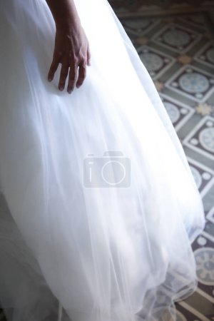 Téléchargez les photos : Belles jambes de mariée dans un voile - en image libre de droit