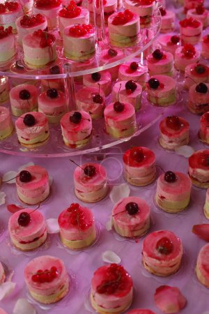 Foto de Un primer plano de un sabroso pasteles en una fiesta - Imagen libre de derechos