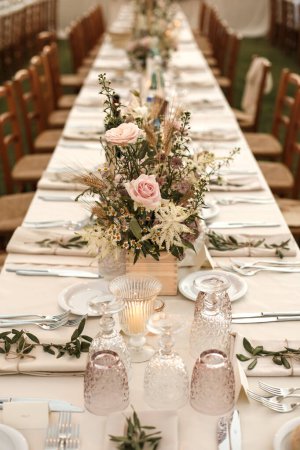 Téléchargez les photos : Arrangement de table de mariage. décoration de table pour la réception de mariage. - en image libre de droit