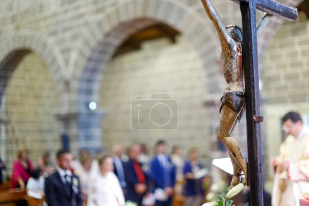 Téléchargez les photos : Jésus Christ avec une croix et des gens flous dans l'église - en image libre de droit