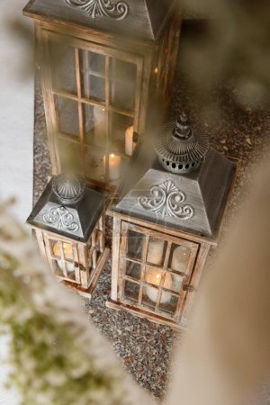 Foto de Pequeña linterna decorativa con una vela sobre un fondo blanco - Imagen libre de derechos