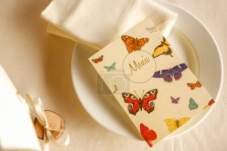 Téléchargez les photos : Menu en papier avec des papillons sur une assiette - en image libre de droit