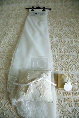 Téléchargez les photos : Belle robe de mariée et des anneaux sur oreiller - en image libre de droit