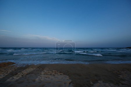 Téléchargez les photos : Magnifique coucher de soleil sur la côte méditerranéenne - en image libre de droit