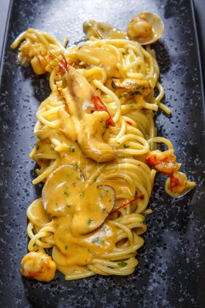 Foto de Espaguetis con mariscos y verduras - Imagen libre de derechos