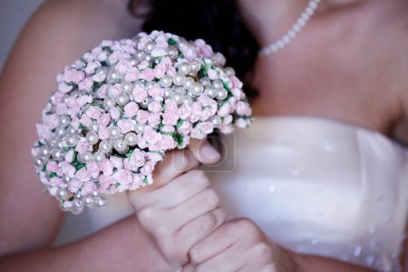 Téléchargez les photos : Les mains de la mariée avec un bouquet de fleurs. mariage - en image libre de droit