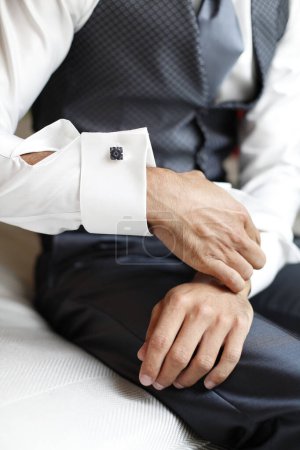 Foto de Primer plano de un hombre con camisa blanca y accesorios elegantes - Imagen libre de derechos