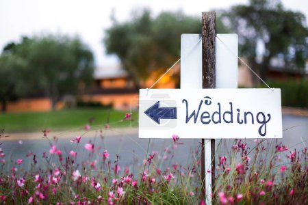 Foto de Signo de boda en una ceremonia de boda al aire libre. - Imagen libre de derechos