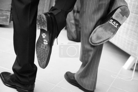 Téléchargez les photos : Section basse d'hommes en chaussures classiques en cuir, photo noir et blanc - en image libre de droit