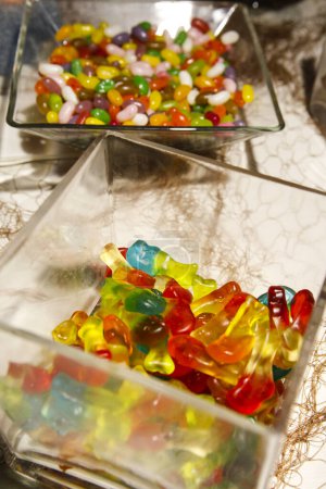 Foto de Primer plano de deliciosos dulces y coloridos caramelos en la mesa - Imagen libre de derechos