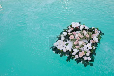 Téléchargez les photos : Arrangement de mariage avec des fleurs sur l'eau - en image libre de droit