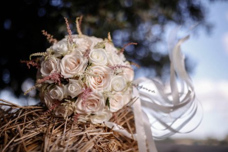 Téléchargez les photos : Bouquet de mariage le jour du mariage. alliances sur la table. - en image libre de droit