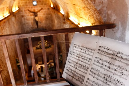 Téléchargez les photos : Notes de musique dans une petite chapelle - en image libre de droit