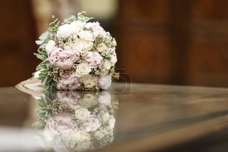 Foto de Ramo de flores blancas en jarrón de vidrio sobre fondo de madera. - Imagen libre de derechos