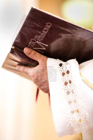 Foto de La Biblia en las manos de un sacerdote - Imagen libre de derechos