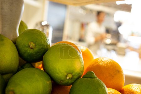 Téléchargez les photos : Gros plan des fruits frais sur la table en bois - en image libre de droit