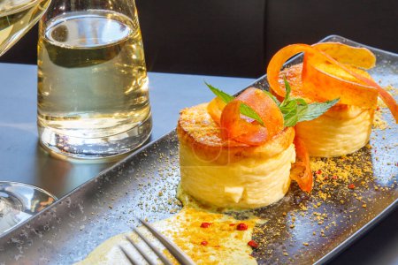 Foto de Panecillos al horno con queso en plato blanco - Imagen libre de derechos