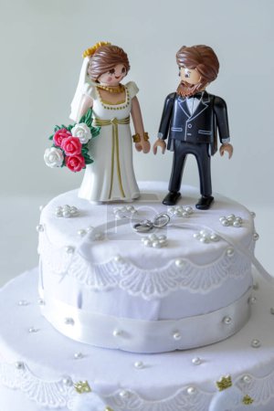 Foto de Pastel de boda con figuras de novia y novio - Imagen libre de derechos