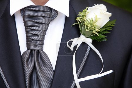 Téléchargez les photos : Gros plan de marié élégant en costume avec rose blanche - en image libre de droit