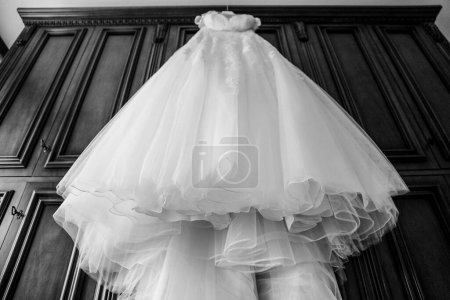 Téléchargez les photos : Mariée avec voile sur robe de mariée. - en image libre de droit