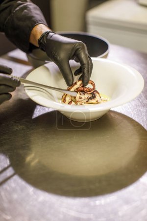 Téléchargez les photos : Chef prépare un plat dans la cuisine - en image libre de droit