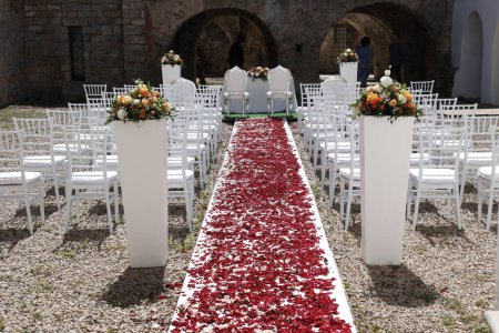 Foto de Ceremonia de boda. hermoso arco de boda con flores - Imagen libre de derechos