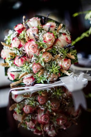 Foto de Ramo de rosas sobre la mesa - Imagen libre de derechos