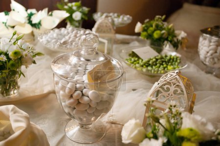 Téléchargez les photos : Beau décor de table avec des fleurs et des bonbons - en image libre de droit