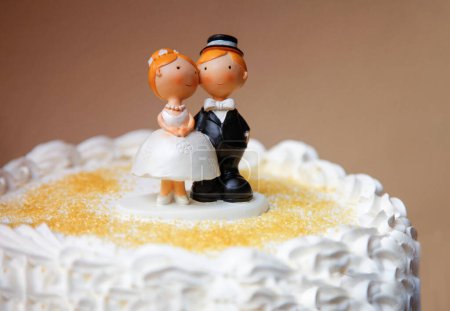 Téléchargez les photos : Gâteau de mariage avec des figures de mariée et marié - en image libre de droit