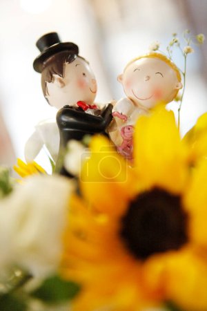 Foto de Pastel de boda con figuras de novia y novio - Imagen libre de derechos