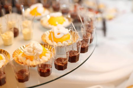 Téléchargez les photos : Gros plan de délicieux cupcakes avec différents bonbons sur une table - en image libre de droit