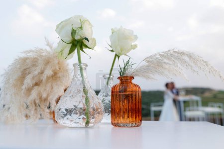 Téléchargez les photos : Décorations de mariage, fleurs dans des vases à l'extérieur - en image libre de droit