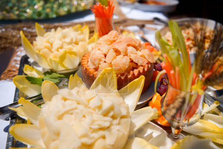 Téléchargez les photos : Arrangement de table de mariage avec des fleurs et des bonbons - en image libre de droit