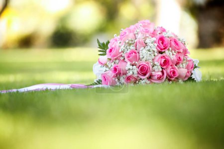 Téléchargez les photos : Bouquet de mariage de fleurs blanches et roses sur herbe verte - en image libre de droit