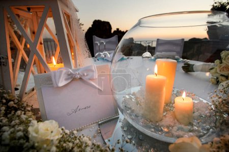 Téléchargez les photos : Arrangement de table pour le dîner de mariage - en image libre de droit