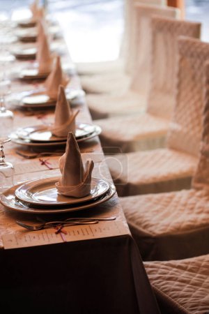 Téléchargez les photos : Ensemble de table pour un dîner dans un restaurant - en image libre de droit